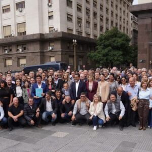 Intendentes encabezan una movilización a Capital Humano por fondos adeudados