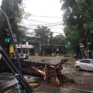 Temporal en el AMBA: calles anegadas y más de 11 mil usuarios sin luz