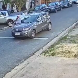 Una mujer se subió al capot de un auto para evitar que se lo roben y fue arrastrada 50 metros
