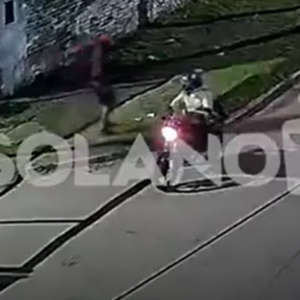 Quisieron robarle a un policía que trabajaba como chofer de aplicación y se defendió a los tiros