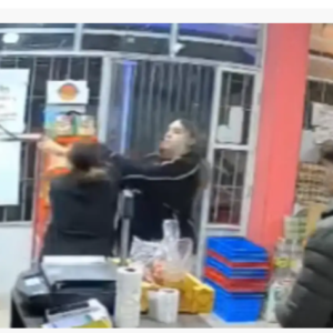 Una mujer se quejó por mala atención en un negocio y terminó a las piñas con la empleada