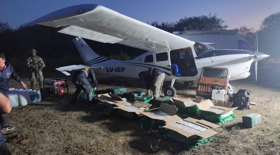 Interceptaron una avioneta narco y secuestraron 400 kilos de cocaína