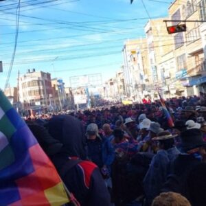 Bolivia: al menos un herido tras choques entre policías y manifestantes en La Paz que reclaman la renuncia del presidente