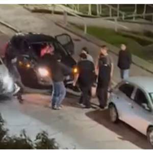 Discutió con otro conductor, recibió un empujón y lo atropelló un auto que justo pasaba por el lugar