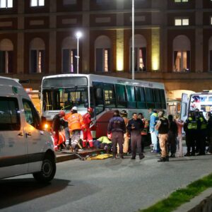 Tragedia y muerte en Mar del Plata: un colectivo subió a una vereda en la rambla y atropelló a varias personas