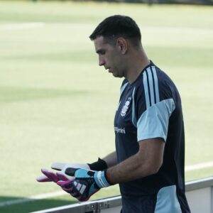 El “Dibu” Martínez sigue evolucionando y pudo entrenar con el guante derecho por primera vez