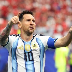 Con doblete y récord de Messi, la Selección argentina le ganó 2-0 a Austria y se clasificó a 16avos de final