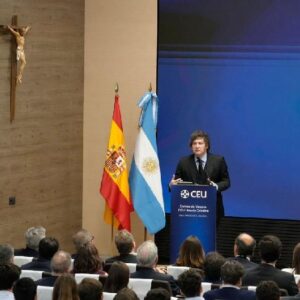 Milei dice que cree en la honestidad de Adorni, pero si la Justicia lo considera culpable lo “eyecta”