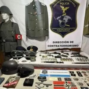Detuvieron a un hombre que vendía uniformes nazis, dagas, armas y esvásticas en su casa de Gerli