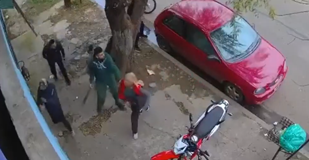 Reclamaron la propiedad de una casa, hubo una pelea y balearon a un hombre y a un nene de 13 años
