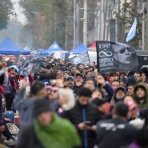 Entre la tristeza porque se fue y la alegría por lo que dio, el pueblo convirtió en prócer al Indio Solari