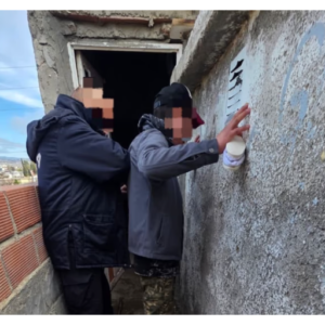 Un hombre discutió con su pareja y le arrojó aceite hirviendo en la cara