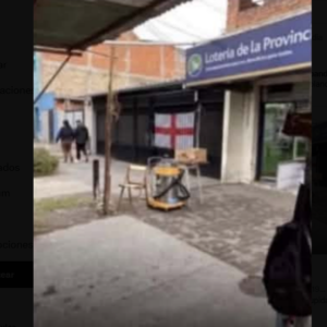 Viralizaron una foto falsa con una bandera inglesa colgada en el frente de su casa y casi lo linchan