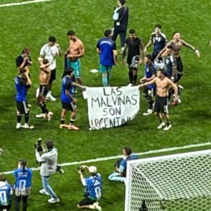 “Las Malvinas son argentinas”, la bandera que colocaron los jugadores en la cancha tras el pase a la final