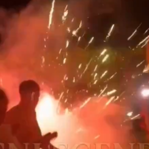 Españoles quemaron una bandera argentina con un cohete y les explotó encima