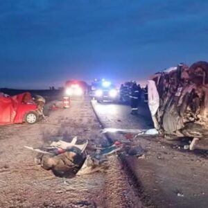 Choque fatal en Córdoba: dos muertos y más de 15 heridos
