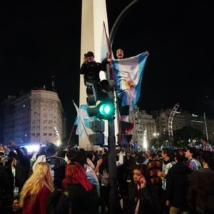 Impresionante banderazo en el Obelisco: una multitud celebró el pase de Argentina a la final del Mundial
