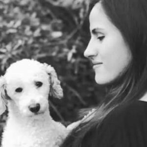 Una mujer murió tras presuntamente caer sobre una copa de vino rota: dos detenidos y muchas contradicciones