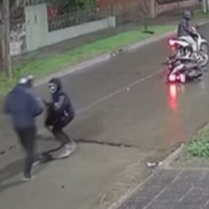 El momento en que dos motochorros asesinaron a un policía para robarle la moto en Loma Hermosa