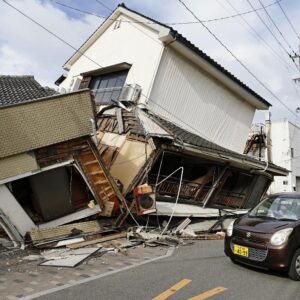 Terremoto en Japón: 12 muertos y seis personas con paro cardíaco