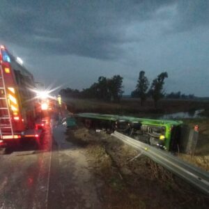 Un micro cayó de un puente en Ruta Nacional 7: buscan a uno de los choferes que se lanzó antes del vuelco