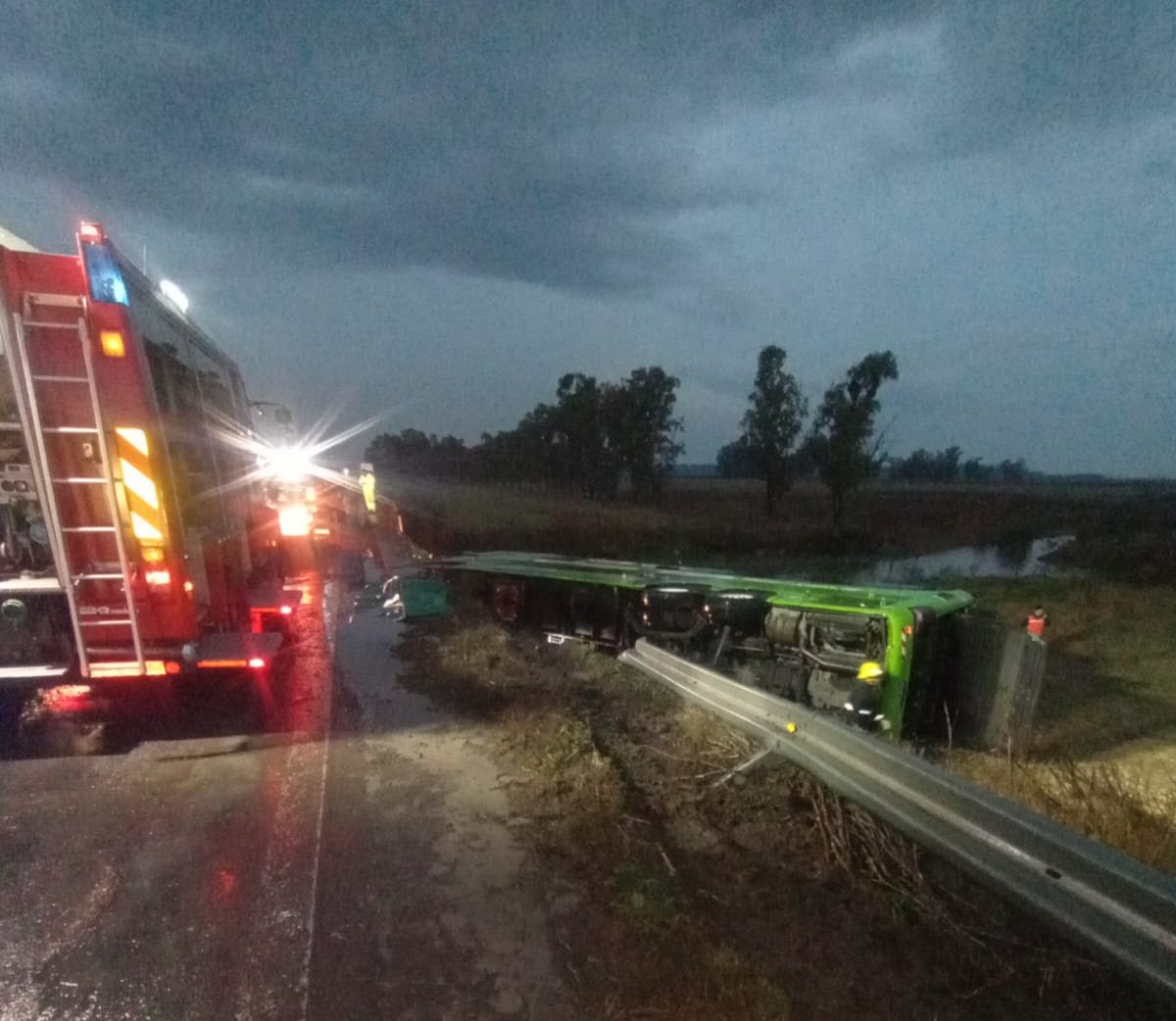 Un micro cayó de un puente en Ruta Nacional 7: buscan a uno de los choferes que se lanzó antes del vuelco