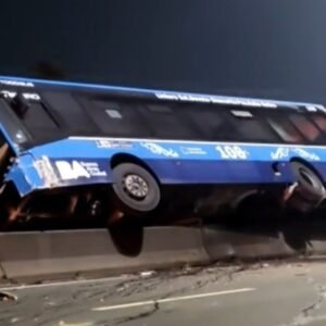 Caos en la Gral. Paz: un colectivo quedó colgado sobre un muro divisorio y hubo corte total de tránsito