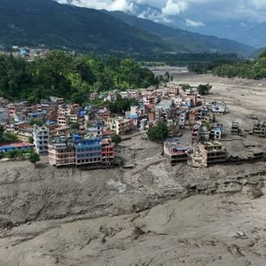 Inundaciones en frontera entre Nepal y China: al menos 160 muertos y cientos de turistas desaparecidos