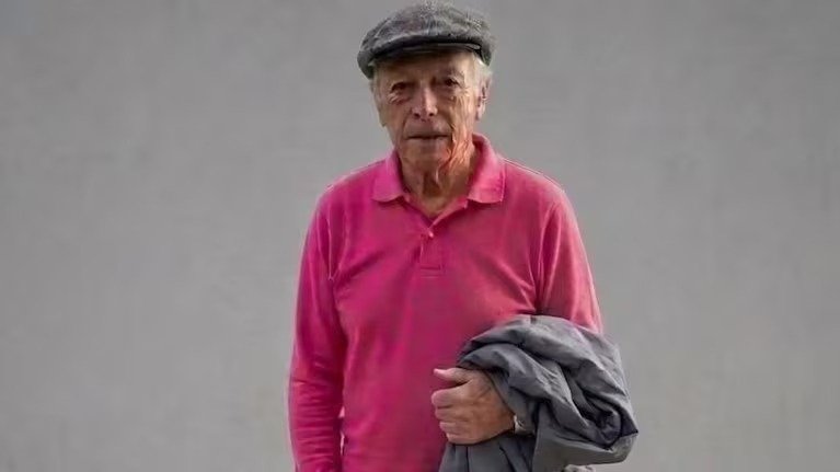 Buscaban a un hombre de 87 años que había salido caminar: lo hallaron muerto en el patio de una casa