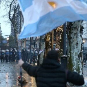 Represión descontrolada: 1500 heridos por una Policía que llegó a disparar entre autos en el Obelisco