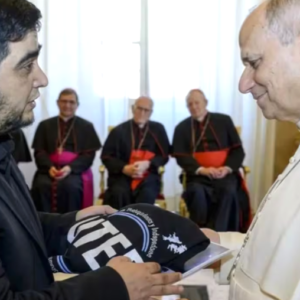Un sindicalista le entregó al Papa León XIV un informe crítico de la gestión de Milei previo a su visita a Argentina