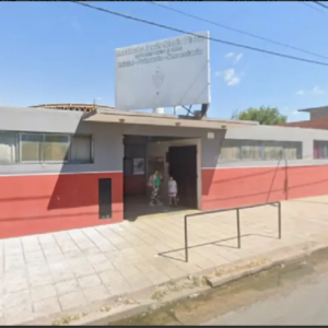Un alumno de 15 años llevó un arma al colegio escondida en la mochila y se le disparó por accidente