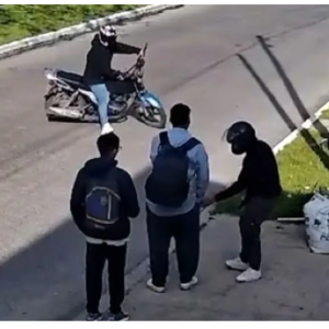 Motochorros asaltaron y golpearon a un grupo de chicos con autismo que volvía del colegio