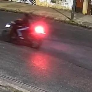 Un policía se enfrentó con dos motochorros que quisieron robarle la moto en Morón y recibió 6 disparos