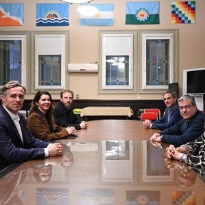 Diputados nacionales recibieron a la Liga de Intendentes para abordar la situación del endeudamiento de las familias