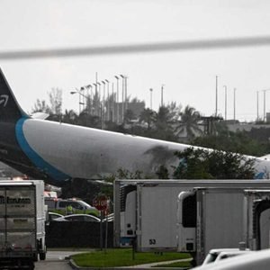 Se estrelló un avión de Amazon cerca del aeropuerto de Miami: hay al menos cinco muertos