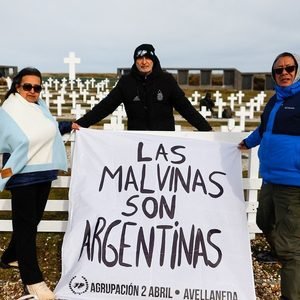 Una réplica de la bandera de Malvinas que exhibió la selección llegó a las islas