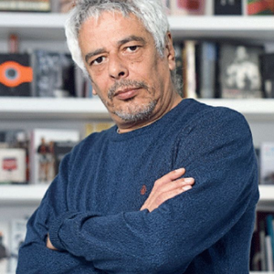 Bobby Flores sufrió un violento robo en su casa: los ladrones ataron y encerraron a su familia