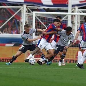 Boca Juniors se impuso en el clásico 2-0 sobre San Lorenzo, que jugó una hora con un hombre menos