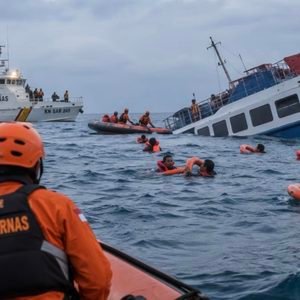 Tragedia en Indonesia: al menos seis muertos y 129 desaparecidos tras el naufragio de un barco