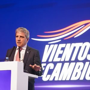 Luis Caputo afirmó que en dos años aún habrá gente que no llegue a fin de mes: “No puedo hacer magia”