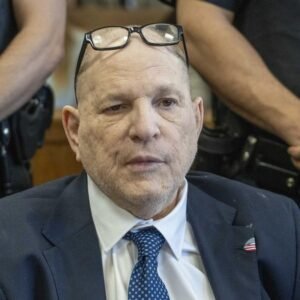 El cineasta Harvey Weinstein fue condenado a 15 años de prisión por abuso sexual