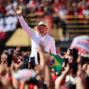 Lula da Silva ganó un histórico balotaje a Flávio Bolsonaro y asumirá un cuarto mandato en Brasil