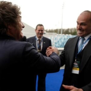 Milei viaja a Washington para una gala hispana y se mostrará con Eduardo Bolsonaro