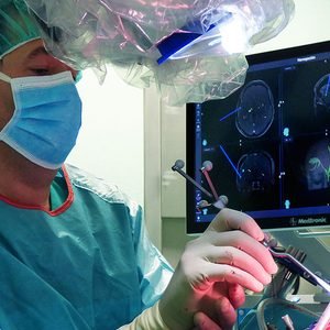 Realizan una cirugía de alta complejidad asistida por neuronavegación