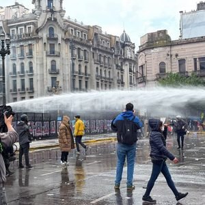 Más de 550 personas afectadas por los gases, postas de goma y agua presión durante la represión